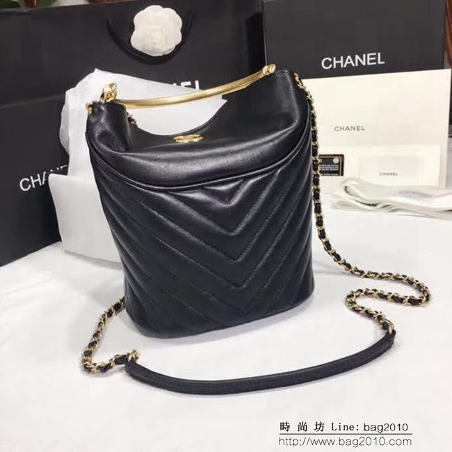 香奈兒CHANEL 57861 2018款徽章水桶包 時尚簡約風格 DSC1270